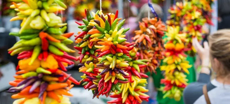 Picture of a colorful market 
